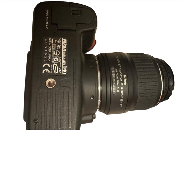 Nikon D40 DSLR Camera with Standard and Zoom Lenses - Picture 3 of 9